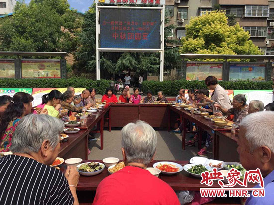 平頂山市衛(wèi)東區(qū)五一路街道五一路社區(qū)廣場(chǎng)上飯菜飄香，一年一度的中秋團(tuán)圓百家宴正在熱鬧開宴。