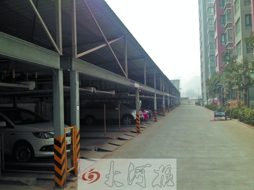 中原區(qū)新禧園小區(qū)，靠著圍墻的空地，建成兩層立體車庫。