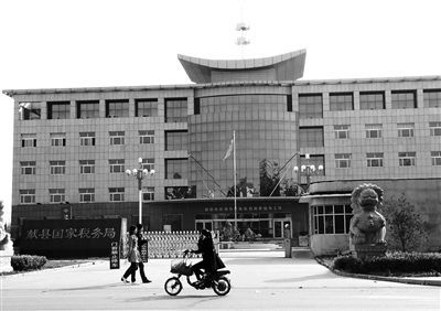 10月29日，河北滄州市獻(xiàn)縣國(guó)稅局。10月底，一些企業(yè)主被叫到國(guó)稅局談“交稅”問題。新京報(bào)記者 孟祥超 攝