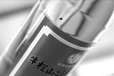 圖中畫圈處為瓶中的黑色異物。京華時(shí)報(bào)記者 譚青 攝
