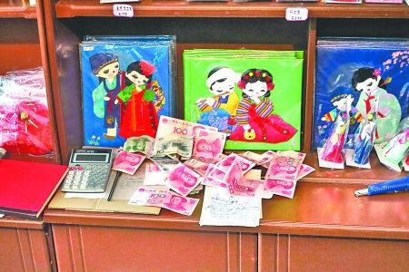 2012年6月21日，在朝鮮羅先特別市的一家商店里，柜臺上散落著一些人民幣。在朝鮮，人民幣比本國的貨幣更受歡迎。 CFP供圖