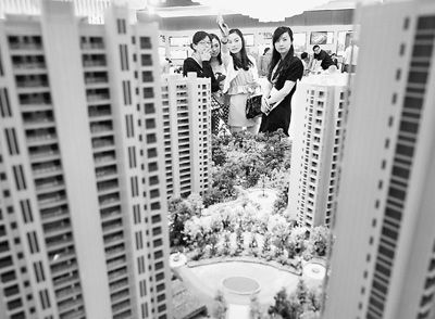 圖為近日，浙江杭州一家房產(chǎn)公司的兩位銷售人員一起向購(gòu)房者介紹樓盤。新華社記者 王定昶攝