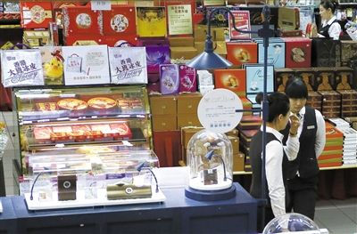 昨日，北京賽特購物中心，擺放出售的月餅禮盒，上千元的品種僅5種。新京報記者 王叔坤 攝