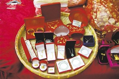 10月1日，王小姐在廣東汕頭舉行婚禮，她的彩禮包括3個玉鐲、多個金戒指及一張銀行卡。新京報記者 吳振