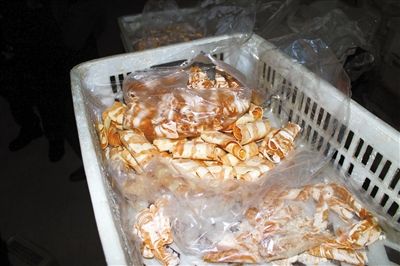 原料加工成“牛肉”產(chǎn)品批發(fā)價(jià)20多元一斤，加工成“羊肉卷”批發(fā)價(jià)為10元一斤。