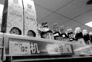 永旺超市里，兒童醬油價(jià)格不菲且品種繁多，但買的顧客較少。信息時(shí)報(bào)記者 郭柯堂 攝