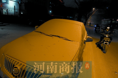 拆遷現(xiàn)場，途經(jīng)的汽車遭了殃，落了厚厚一層灰