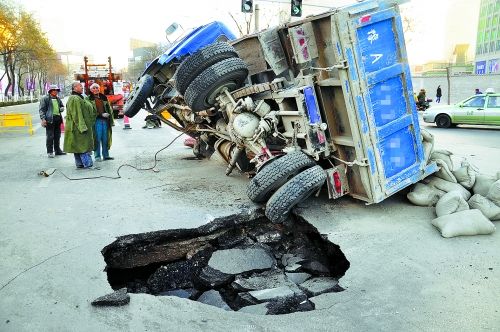 出事的卡車上，拉了十幾噸的水泥市民供圖