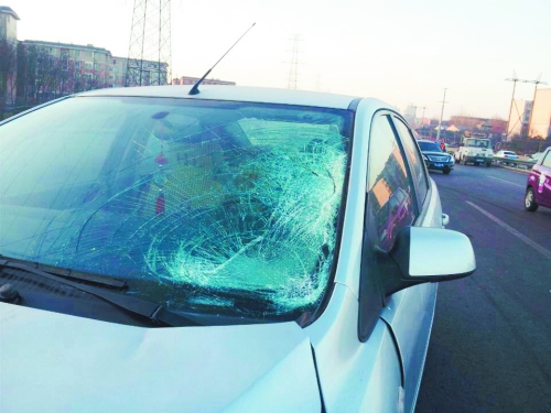 肇事轎車前擋風(fēng)玻璃上，留著清晰的撞擊痕跡。