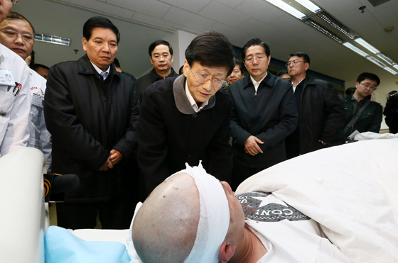 中共中央政治局委員、中央政法委書記孟建柱率工作組2日晨5時30分抵達(dá)昆明。一下飛機,孟建柱就立即趕往