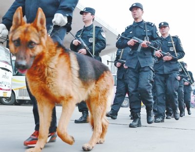 牽警犬持微沖，特警在車站巡邏