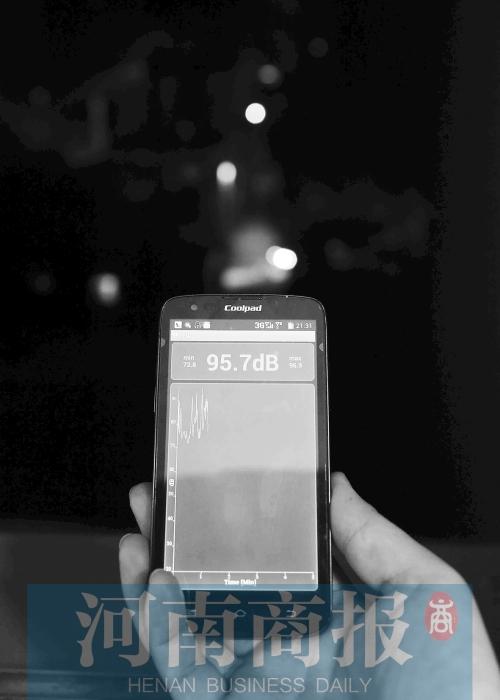 在黃先生家中，測(cè)得噪音為95.7分貝