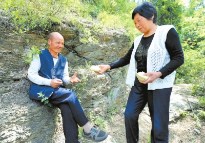 5月5日，馬英為上山放牛的劉五送干糧。