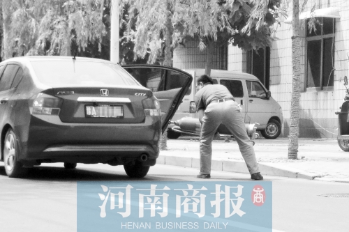 鄭州西區(qū)一氧氣廠門前，有人充氣后，將氧氣瓶裝上私家車運(yùn)走