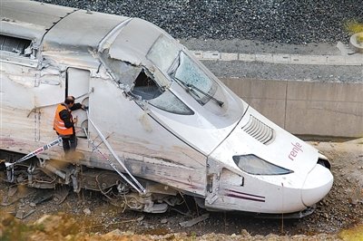 快速列車(chē)的車(chē)頭沒(méi)有受到太大損壞。