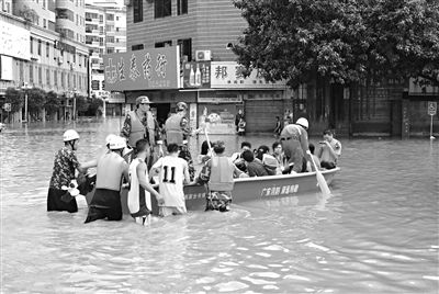 18日，廣東省清遠市陽山縣縣城,消防官兵合力推動沖鋒舟，轉移被困學生。新華社發(fā)
