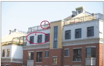 中海城香克林小區(qū),楊智家的樓頂上加蓋了兩層違建。其中北側(cè)露臺(tái)建成了一層灰白色的房屋(①)。在該違建頂部的東側(cè),又加蓋了一層面積較小的房屋(②)。新京報(bào)記者 韓萌 攝