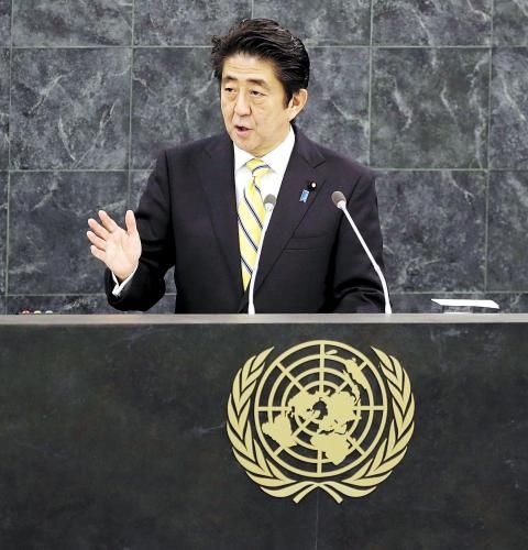 日本首相安倍晉三25日在紐約發(fā)表演講時稱，修改憲法解釋以解禁集體自衛(wèi)權(quán)的目的是使日本變成“為世界和平與穩(wěn)定更積極做出貢獻的國家”。圖為26日安倍在聯(lián)合國演講。