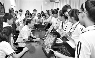2013年5月30日，結(jié)合當(dāng)前國內(nèi)民眾普遍關(guān)注的“校長開房”、“強奸猥褻”等事件，廣西上思縣人民法院邀請中小學(xué)生到法院觀摩案件的庭審，提高他們的守法、維權(quán)意識。圖/IC