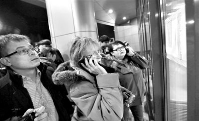 11月17日，俄羅斯喀山機(jī)場(chǎng)，一些人在查看航站樓上貼著的遇難者名單，他們可能是遇難者的親屬。