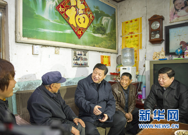 25日下午，習(xí)近平在地處沂蒙老區(qū)的臨沭縣曹莊鎮(zhèn)朱村看望83歲的“老支前”王克昌。