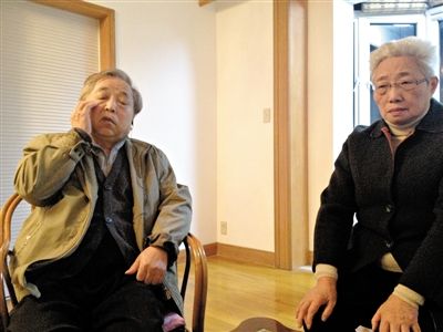 前晚，年過七旬的劉光嘉及妻子向記者講述強(qiáng)拆經(jīng)過。