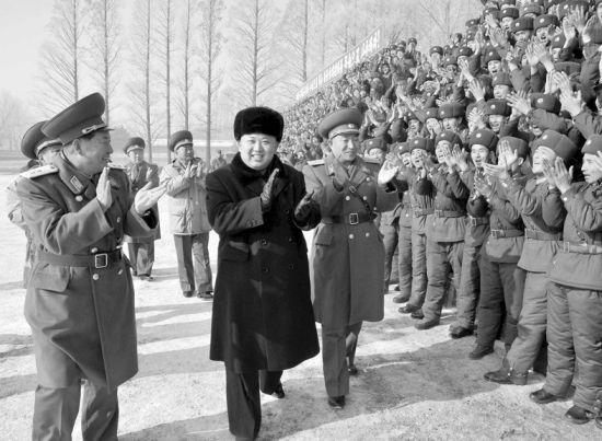 24日，金正恩視察前線部隊。