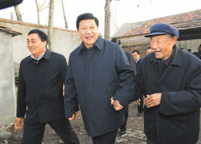 11月25日，習(xí)近平在地處沂蒙老區(qū)的臨沭縣曹莊鎮(zhèn)朱村，親切地拉著83歲的“老支前”王克昌的手。