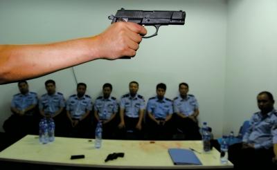 在一堂槍械教學(xué)課上，教官向參訓(xùn)民警們講解警用手槍的特點和正確握姿。記者 董世彪 攝