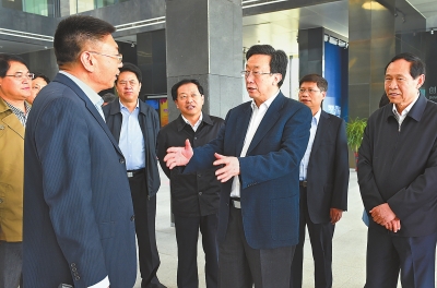 4月9日，省委書記、省人大常委會主任郭庚茂帶隊，在洛陽高新技術(shù)產(chǎn)業(yè)集聚區(qū)內(nèi)觀摩考察。