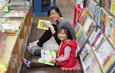 昨晚10時(shí)，來(lái)京探親的山東的李女士帶著5歲的女兒琪琪在三聯(lián)書(shū)店讀書(shū)。4月18日晚開(kāi)始，三聯(lián)韜奮書(shū)店正