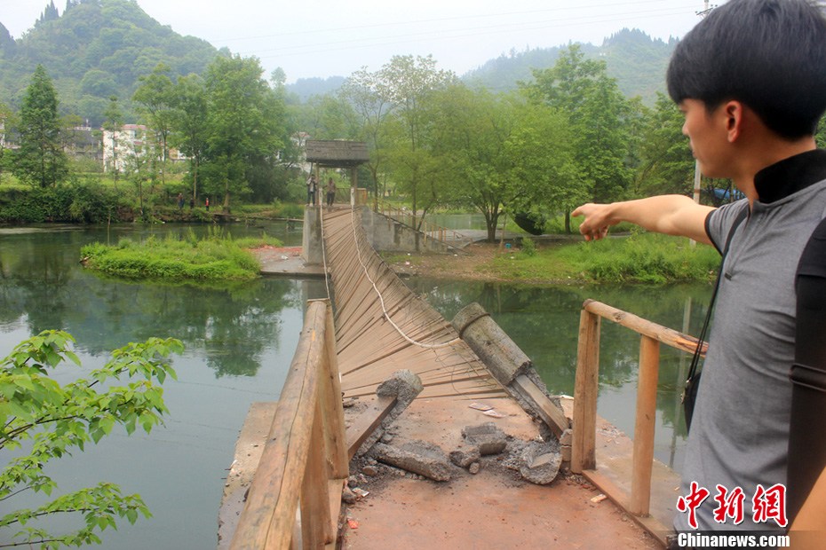 5月2日，一名目擊者正在介紹鳳凰吊橋事發(fā)情景。