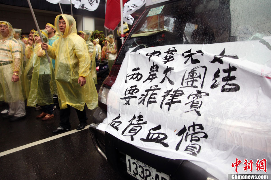 5月13日，屏東縣數(shù)百漁民北上臺(tái)北，在馬尼拉經(jīng)濟(jì)文化辦事處前抗議