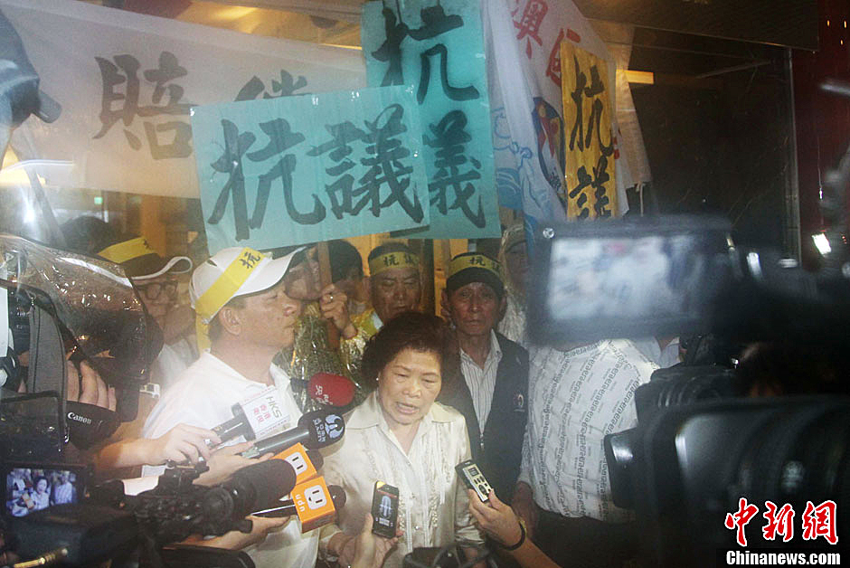 圖為死者洪石成的遺孀控訴菲相關(guān)人員暴行，呼吁菲方正式道歉。中新社發(fā) 董會(huì)峰/攝