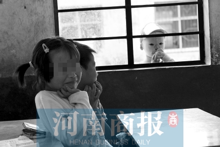 她不止一次說想去上學(xué)，而更多的時(shí)候，她是站在教室外面，眼巴巴地看著里面的小朋友