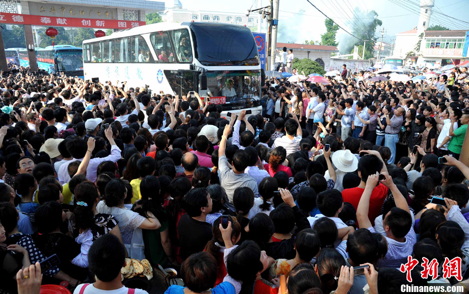 6月5日，一年一度的毛坦廠鎮(zhèn)“送考節(jié)”到來，70輛大巴車護(hù)送毛坦廠中學(xué)萬名考生安全赴考。