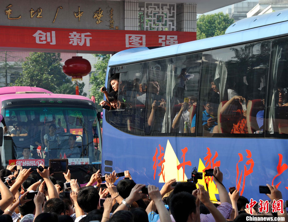 6月5日，一年一度的毛坦廠鎮(zhèn)“送考節(jié)”到來，70輛大巴車護(hù)送毛坦廠中學(xué)萬名考生安全赴考。