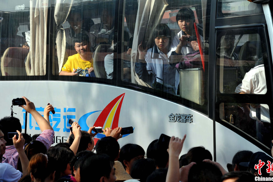 6月5日，一年一度的毛坦廠鎮(zhèn)“送考節(jié)”到來，70輛大巴車護(hù)送毛坦廠中學(xué)萬名考生安全赴考。