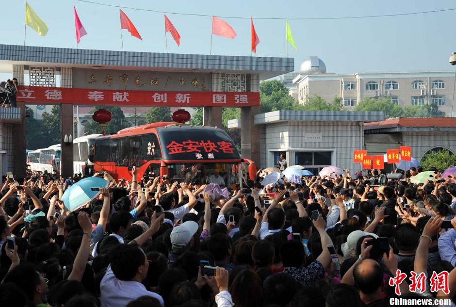 6月5日，一年一度的毛坦廠鎮(zhèn)“送考節(jié)”到來，70輛大巴車護(hù)送毛坦廠中學(xué)萬名考生安全赴考。
