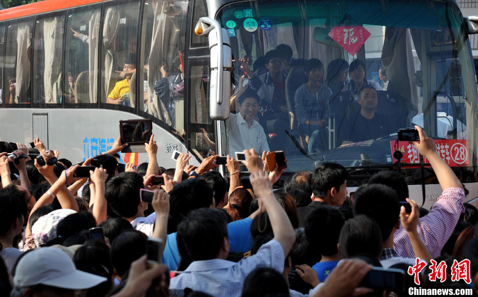 6月5日，一年一度的毛坦廠鎮(zhèn)“送考節(jié)”到來，70輛大巴車護(hù)送毛坦廠中學(xué)萬名考生安全赴考