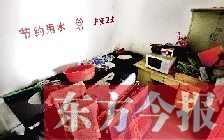 廁所進門中廳，擺放著灶臺、餐桌、床鋪等，乍一看像個客廳