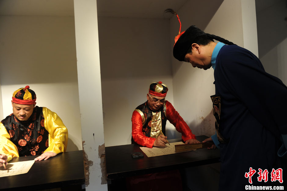 圖為“考試”現(xiàn)場(chǎng)。中新社發(fā) 張浪 攝