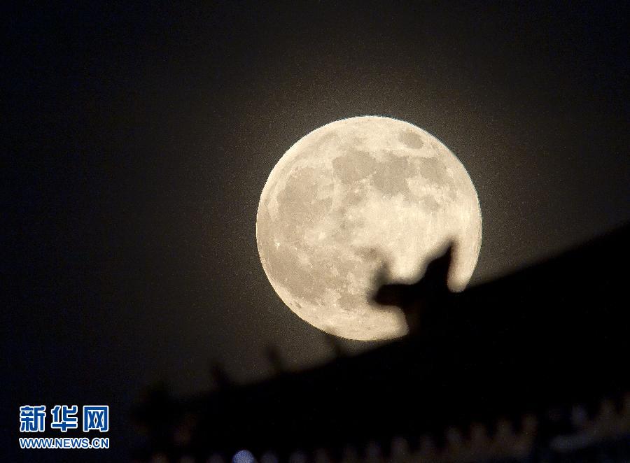 6月23日晚，在北京故宮角樓附近拍攝的圓月。