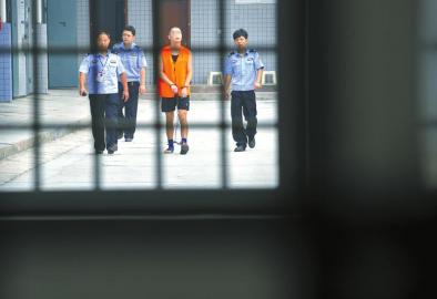 劉明前往家屬會見室和父母見最后一面。 吳小川 攝