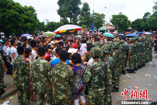 7月9日，聚集在中國(guó)人民銀行北海市中心支行的外地民眾越來(lái)越多，當(dāng)?shù)毓俜讲坏貌怀鰟?dòng)大批邊防、武警前往維