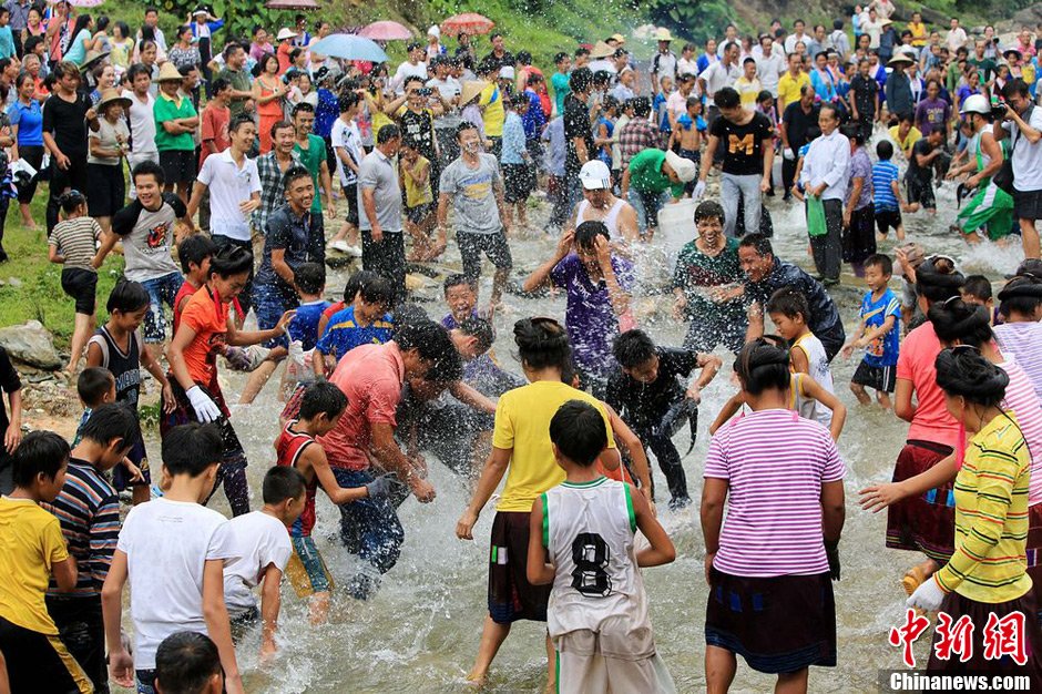 圖為7月9日，村民在小河里摸魚搶魚。譚凱興 攝