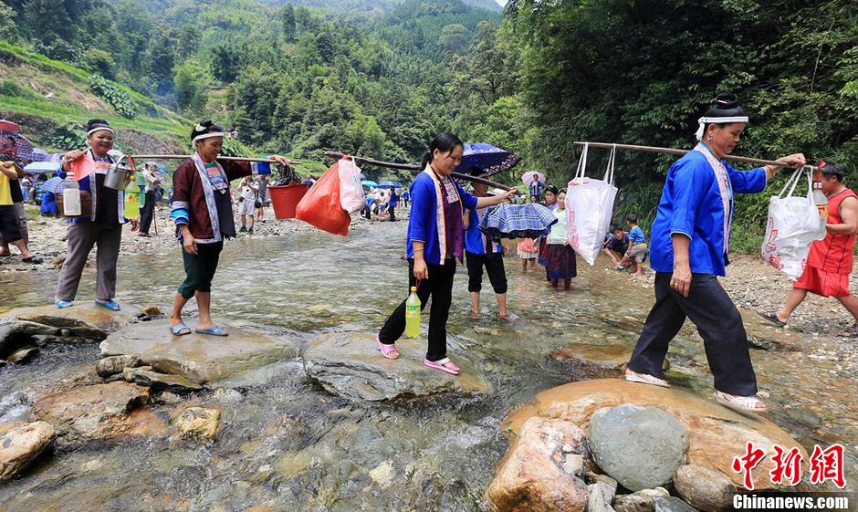 7月9日，一年一度的鬧魚節(jié)在廣西融水苗族自治縣白云鄉(xiāng)保江村舉行，附近村屯的居民前往集會地參加節(jié)日活動