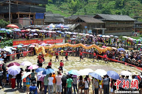圖為當?shù)丶t瑤民眾舞起長龍祈求風(fēng)調(diào)雨順。中新社發(fā) 韋吉陽 攝