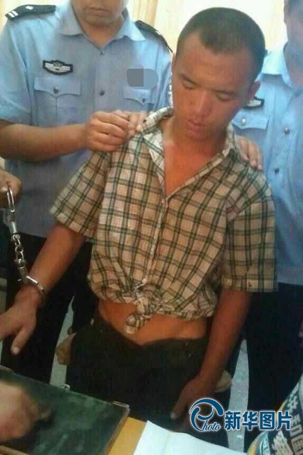 2013年8月20日午間，河南省安陽(yáng)警方將“8.19公交搶劫案”嫌犯24歲的周江波緝拿歸案。圖片來(lái)