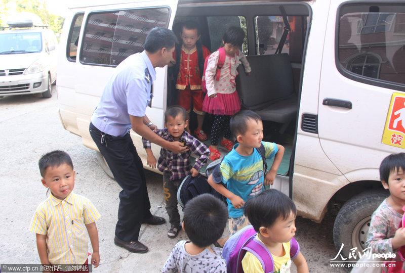 河南一面包車當校車嚴重超載 6座擠著28個孩子 河南一面包車當校車嚴重超載 6座擠著28個孩子